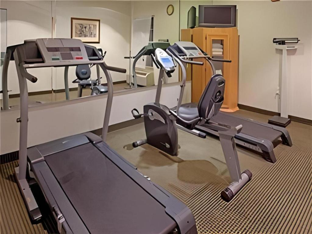 Holiday Inn Express Hotel & Suites Columbus By Ihg Zewnętrze zdjęcie