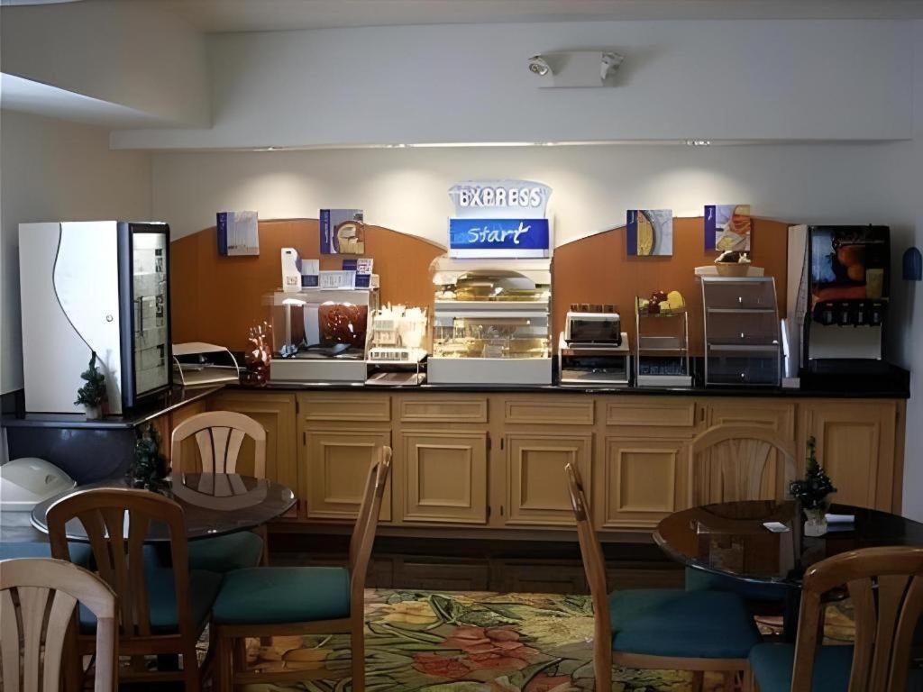 Holiday Inn Express Hotel & Suites Columbus By Ihg Zewnętrze zdjęcie